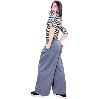 Pantaloni Larghi con Pinces e Chiusura Asimmetrica Grigio Tessuto in misto viscosa Fascia elasticizzata in vita con chiusura a bottone asimmetrica Dettaglio effetto pieghe laterali avvolgenti Tasche laterali a filo Taschino posteriore Inserto elasticizzato sui lati Linea Svasata Vestibilità morbida e comoda Taglia Unica Made in Italy Prodotto da Wendy Trendy Distribuito da 28dot8