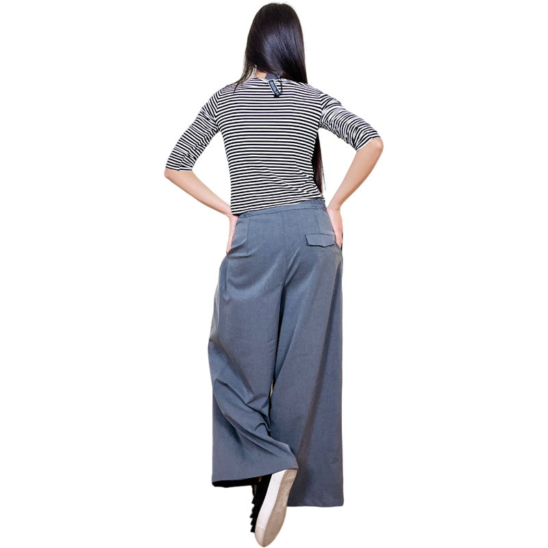 Pantaloni Larghi con Pinces e Chiusura Asimmetrica Grigio Tessuto in misto viscosa Fascia elasticizzata in vita con chiusura a bottone asimmetrica Dettaglio effetto pieghe laterali avvolgenti Tasche laterali a filo Taschino posteriore Inserto elasticizzato sui lati Linea Svasata Vestibilità morbida e comoda Taglia Unica Made in Italy Prodotto da Wendy Trendy Distribuito da 28dot8