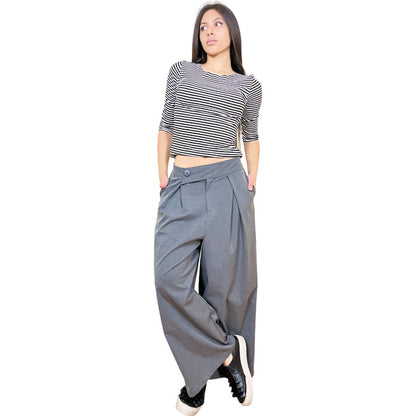 Pantaloni Larghi con Pinces e Chiusura Asimmetrica Grigio Tessuto in misto viscosa Fascia elasticizzata in vita con chiusura a bottone asimmetrica Dettaglio effetto pieghe laterali avvolgenti Tasche laterali a filo Taschino posteriore Inserto elasticizzato sui lati Linea Svasata Vestibilità morbida e comoda Taglia Unica Made in Italy Prodotto da Wendy Trendy Distribuito da 28dot8