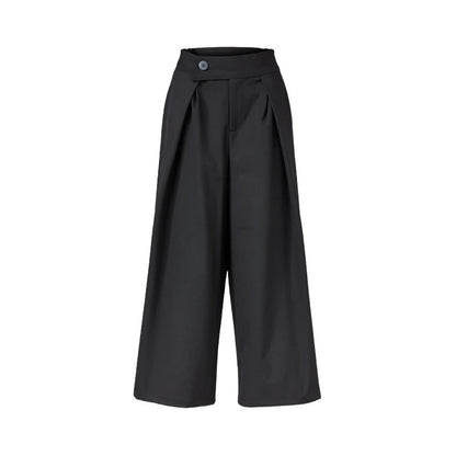 Pantaloni Larghi con Pinces e Chiusura Asimmetrica Nero Tessuto in misto viscosa Fascia elasticizzata in vita con chiusura a bottone asimmetrica Dettaglio effetto pieghe laterali avvolgenti Tasche laterali a filo Taschino posteriore Inserto elasticizzato sui lati Linea Svasata Vestibilità  morbida e comoda Colore: Nero  Taglia Unica Made in Italy Prodotto da Wendy Trendy Distribuito da 28dot8