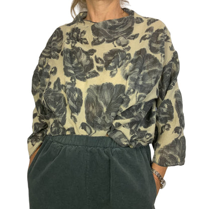 Genere Femminile Blusa Fantasia di Fiori Beige e Grigio Donna Blusa in Lana con contrasto di fantasie di fiori in cotone Collo a Vulcano Spalla Scesa Maniche 3/4 Orlo dritto Senza chiusure Colore: base Beige con diverse tonalità di Grigi Ampia e Comoda vestibilità.  Vestibilità Over Taglia Unica Composizione Tessuto: 100% Lana Vergine Made in Italy Prodotto da Wendy Trendy Distribuito da 28dot8™  