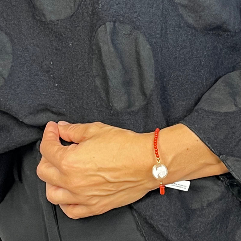 Bracciale Corallo e Cammeo da donna, con cammeo centrale con volto, corallo rosso naturale del Mediterraneo e circonferenza elastica. Interamente realizzato a mano in Italia e distribuito da 28dot8™.   Il Bracciale Corallo e Cammeo è completo di certificato di garanzia, che ne garantisce la provenienza della materia prima, la qualità e tante altre informazioni. Per altre info non esitare a contattarci.