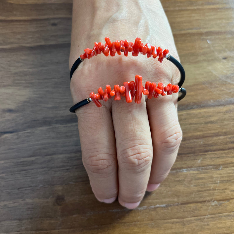 Esibendo la bellezza senza tempo del Corallo Rosso, il nostro Bracciale unisce la maestria artigianale con la natura incontaminata del Mediterraneo. Realizzato con Caucciù e Corallo Rosso di qualità prima scelta extra, estratto con metodi 100% naturali e non trattati, il bracciale emana una lucentezza straordinaria, sottolineando la sua superficie perfetta e integra.