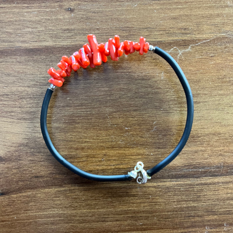 Esibendo la bellezza senza tempo del Corallo Rosso, il nostro Bracciale unisce la maestria artigianale con la natura incontaminata del Mediterraneo. Realizzato con Caucciù e Corallo Rosso di qualità prima scelta extra, estratto con metodi 100% naturali e non trattati, il bracciale emana una lucentezza straordinaria, sottolineando la sua superficie perfetta e integra.