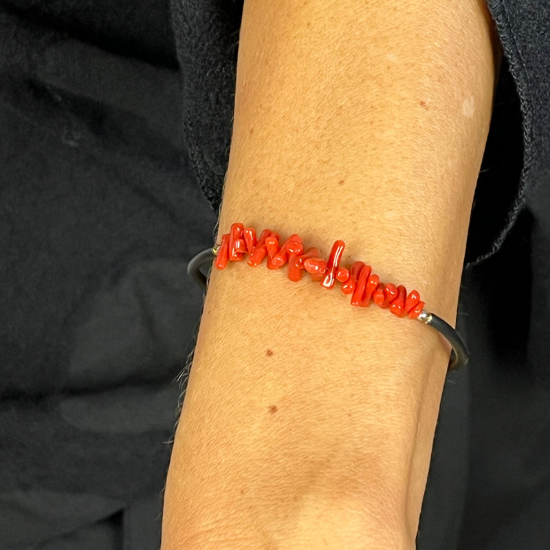 Esibendo la bellezza senza tempo del Corallo Rosso, il nostro Bracciale unisce la maestria artigianale con la natura incontaminata del Mediterraneo. Realizzato con Caucciù e Corallo Rosso di qualità prima scelta extra, estratto con metodi 100% naturali e non trattati, il bracciale emana una lucentezza straordinaria, sottolineando la sua superficie perfetta e integra.