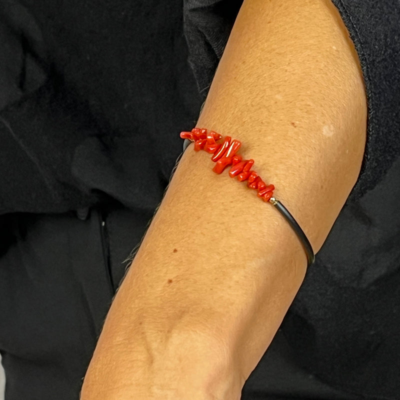 Esibendo la bellezza senza tempo del Corallo Rosso, il nostro Bracciale unisce la maestria artigianale con la natura incontaminata del Mediterraneo. Realizzato con Caucciù e Corallo Rosso di qualità prima scelta extra, estratto con metodi 100% naturali e non trattati, il bracciale emana una lucentezza straordinaria, sottolineando la sua superficie perfetta e integra.