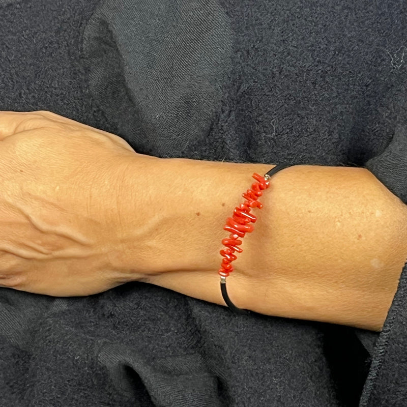 Esibendo la bellezza senza tempo del Corallo Rosso, il nostro Bracciale unisce la maestria artigianale con la natura incontaminata del Mediterraneo. Realizzato con Caucciù e Corallo Rosso di qualità prima scelta extra, estratto con metodi 100% naturali e non trattati, il bracciale emana una lucentezza straordinaria, sottolineando la sua superficie perfetta e integra.