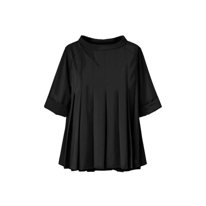 Genere Femminile Blusa a Pieghe con Collo a Barca Nera Blusa taglio svasato Collo a Barca  Maniche lunghe Spalla regolare Vestibilità ampia e comoda Vestibilità Over Colore: Nero Composizione Tessuto:  63%PL 35%VI 2%EA Taglia unica Made in Italy Prodotto da Wendy Trendy Distribuito da 28dot8™