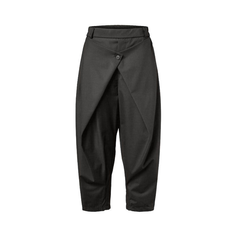 Genere Femminile Pantalone con Chiusura a Portafoglio Grigio Donna Tessuto in misto viscosa Fascia elasticizzata in vita con passanti per cintura Dettaglio chiusura a portafoglio con bottone centrale Tasche laterali a scomparsa Vestibilità morbida e comoda Colore: Grigio Vestibilità Over Composizione Tessuto: 64%PL 33%VI 3%EA Taglia Unica Made in Italy Prodotto da Wendy Trendy Distribuito da 28dot8™