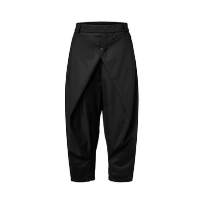 Genere Femminile Pantalone con Chiusura a Portafoglio Nero Tessuto in misto viscosa Fascia elasticizzata in vita con passanti per cintura Dettaglio chiusura a portafoglio con bottone centrale Tasche laterali a scomparsa Vestibilità morbida e comoda Colore: Nero Vestibilità Over Composizione Tessuto: 64%PL 33%VI 3%EA Taglia Unica Made in Italy Prodotto da Wendy Trendy Distribuito da 28dot8™