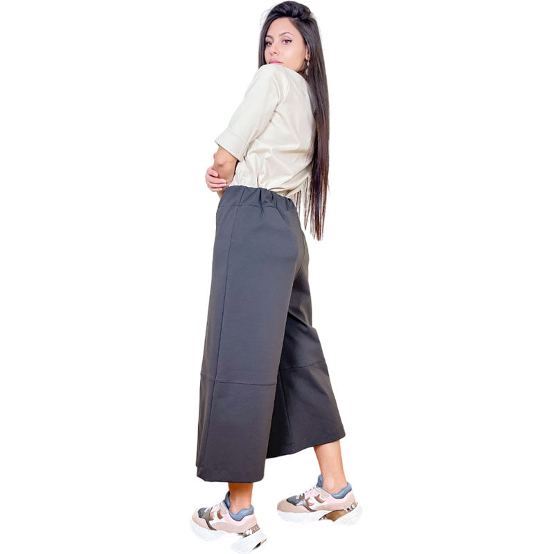 Genere Femminile Pantalone Palazzo in Punto Milano Testa di Moro Donna Pantalone Culotte Fascia elasticizzata in vita Vita alta Cavallo regolare Dettaglio cucitura sotto il ginocchio Taglio Palazzo Colore: Testa di Moro Comoda vestibilità Vestibilità Over Composizione Tessuto 52%CO 40%PA 8%EA Taglia Unica Made in Italy Prodotto da Wendy Trendy Distribuito da 28dot8™