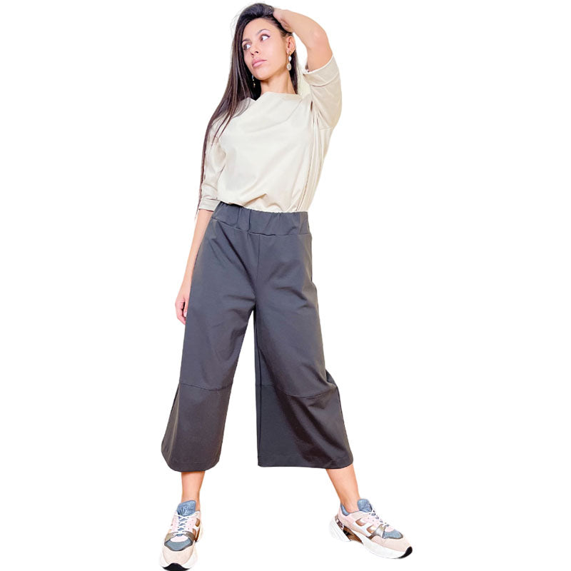 Genere Femminile Pantalone Palazzo in Punto Milano Testa di Moro Donna Pantalone Culotte Fascia elasticizzata in vita Vita alta Cavallo regolare Dettaglio cucitura sotto il ginocchio Taglio Palazzo Colore: Testa di Moro Comoda vestibilità Vestibilità Over Composizione Tessuto 52%CO 40%PA 8%EA Taglia Unica Made in Italy Prodotto da Wendy Trendy Distribuito da 28dot8™