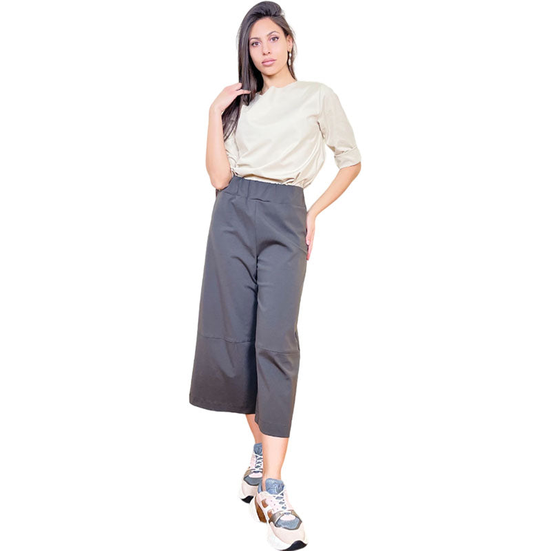 Genere Femminile Pantalone Palazzo in Punto Milano Testa di Moro Donna Pantalone Culotte Fascia elasticizzata in vita Vita alta Cavallo regolare Dettaglio cucitura sotto il ginocchio Taglio Palazzo Colore: Testa di Moro Comoda vestibilità Vestibilità Over Composizione Tessuto 52%CO 40%PA 8%EA Taglia Unica Made in Italy Prodotto da Wendy Trendy Distribuito da 28dot8™