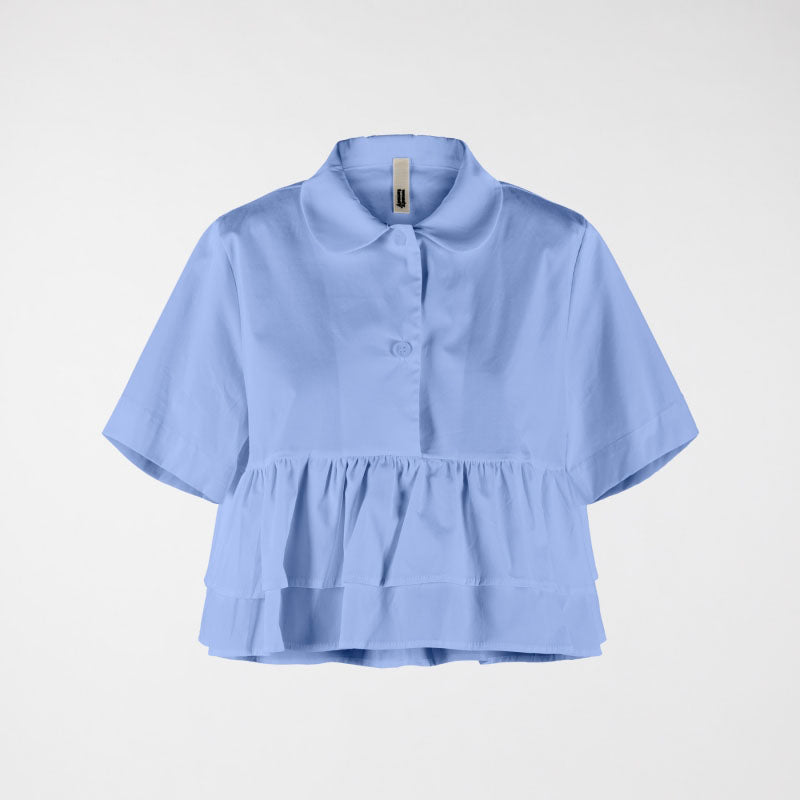 Camicia Balza Bon Ton Azzurra Colore Azzurra Camicia Corta in Tessuto Cotone Elasticizzato Colletto Tondo Maniche Corte Ampie Dettaglio Orlo a Doppia Balza Chiusura a Due Bottoni Taglio Squadrato Vestibilità comoda Taglia Unica Vestibilità Regular Composizione Tessuto 98%CO 2%EA Made in Italy Prodotto da Wendy Trendy