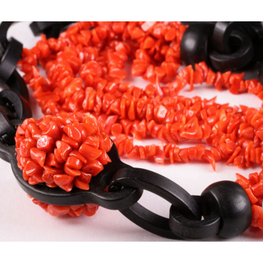 Elegante Collana Corallo Rosso ed Ebano spezzatini 5 fili. Due borchie di Vero Corallo Rosso 100% naturale del Mediterraneo e componenti in Ebano spezzatini. Collana Corallo ed Ebano interamente fatta a mano in Italia per una donna moderna!  - 28dot8